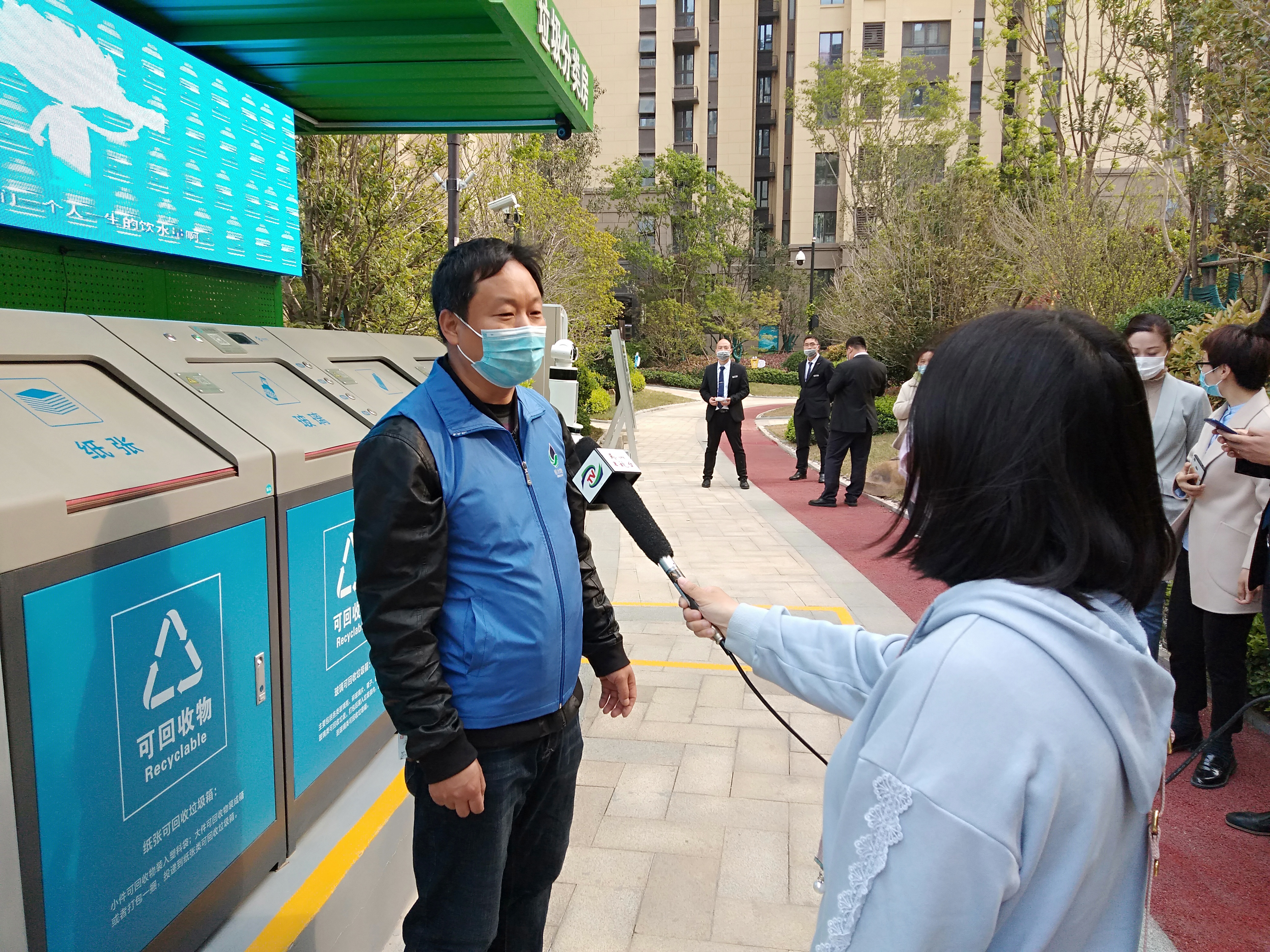郑州电视台专访管城区航东办事处智能垃圾分类房建设使用情况